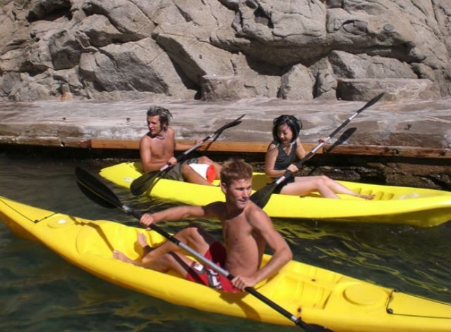 jovenes disfrutando de una navegacion en kayak